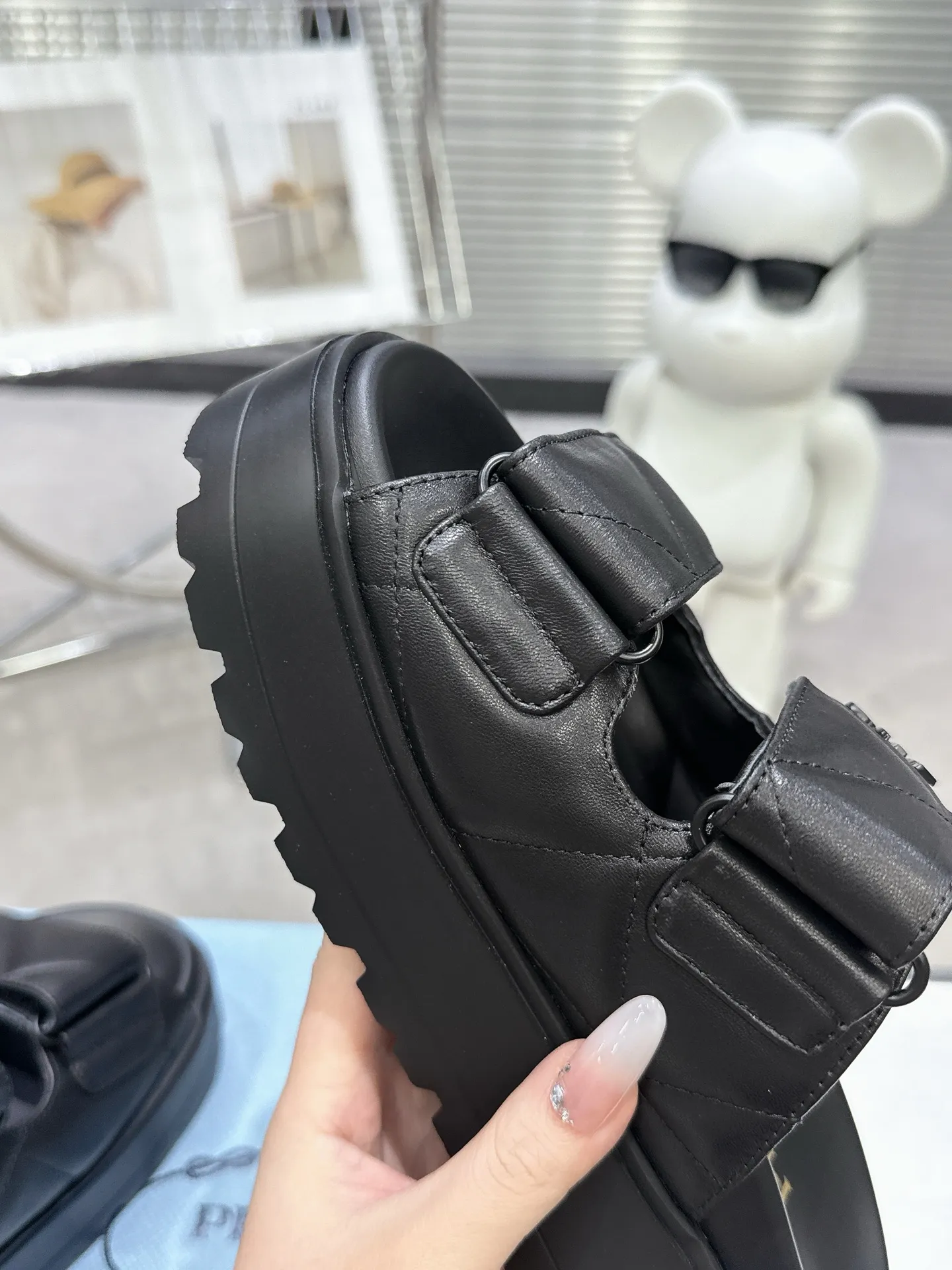 👟👟Ex-factory price 440👟👟 PRADA 2025 vs spring and summer popular sandals series... [Thick-soled double-button sandals] Original 1:1 customization, this year's most fashionable and popular retro British style, simple and elegant, all styles are good-looking, platform thick soles make you slimmer and taller, very comfortable, fashionable and versatile... Many Internet celebrities are on their feet. These platform round-toe thick-soled shoes are very popular this year. They can be worn (increased) for both leisure and leisure. ❶Material: Customized imported calf leather ❷Inner: Customized imported sheepskin ❸Outsole: Original molded ultra-light outsole ❹Sole thickness: 5.5cm ❺Number of yards: 35-40 ❻Packaging: Original full set of packaging ☀Color: Official website updated simultaneously